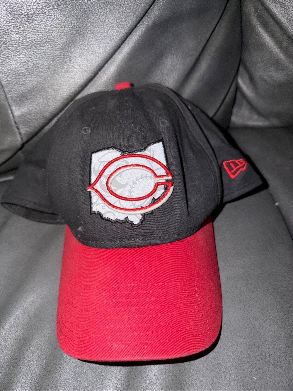 New Era Cincinnati Reds Black and Red Two-Tone Cap
